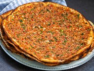 Рецепта Лахмаджун - турски питки с плънка от агнешка кайма, чушки, домати, лук и чесън на фурна